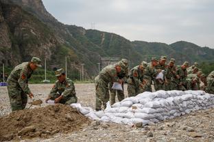 锅已背好？本泽马半场数据：0射门2越位 送点“助”C罗扳平比分